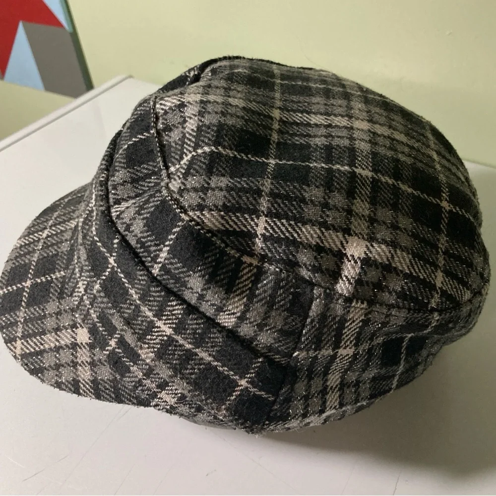 Stylish Black and White Plaid Cap - Picture 3 of 7